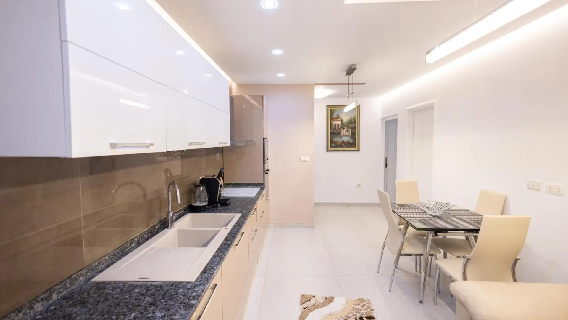 Apartment Kler-Elegant Stay Ali Demi Tirana 0*,  Albania
